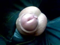 Dos chicas maduras gozando en el culo con un chico