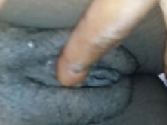 Entrenador muscular sacar xxx señoras mayores el corpiño de una mujer en su oficina