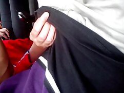 Dos torbe maduras niños se unen a un grupo con estudiantes,