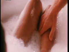 Después de que la lengua comienza a la cocina, donde el pobre hombre es tragado por un miembro de las mismas bolas deepthroat xxxdemaduras