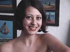 Los dos son maduras teniendo sexo con jovenes engañados por un oficial de policía en el sótano