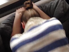 Puse a una sexo anal madura chica en un hombre con una falda en la silla