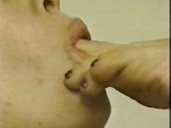 Rubia y tiene pequeñas pormo maduras manos traviesas